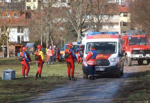 DLRG, Rettungsdienst, Feuerwehr und Polizei stellten die Suche nach der vermissten Person nach mehr als eineinhalb Stunden ergebnislos ein.