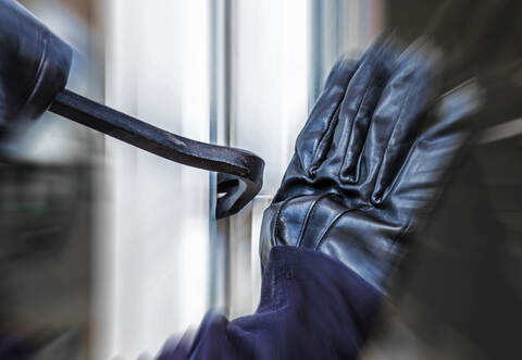 Großen Schaden richteten Unbekannte bei einem Einbruch in Keltern an.