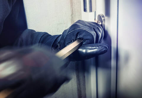 Hochwertige Fahrräder sowie andere Gegenstände sind das Ziel von noch unbekannten Dieben gewesen, die in der Nacht von Donnerstag auf Freitag in Tiefenbronn ihr Unwesen trieben.