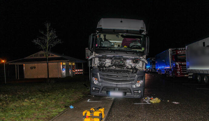 Ein Lkw-Fahrer ist bei einem Unfall auf einem Rastplatz an der A8 bei Rutesheim tödlich verletzt worden.