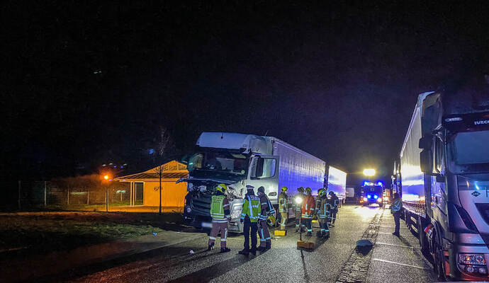 Ein Lkw-Fahrer wurde bei einem Unfall auf einem Rastplatz an der A8 bei Rutesheim zwischen Führerhaus und Mottorraum eingeklemmt und tödlich verletzt.