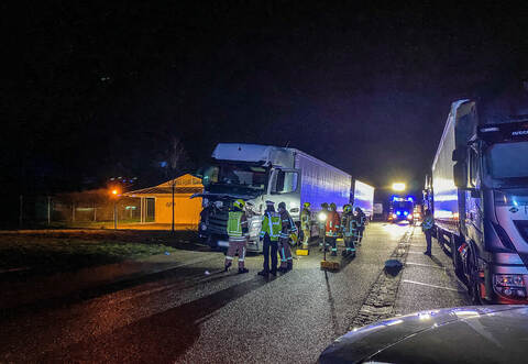 Ein Lkw-Fahrer wurde bei einem Unfall auf einem Rastplatz an der A8 bei Rutesheim zwischen Führerhaus und Mottorraum eingeklemmt und tödlich verletzt.