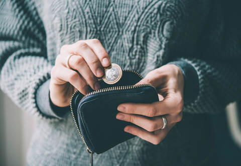 Aus dem Geldbeutel einem Senior bediente sich eine Trickdiebin in Mühlacker (Symbolfoto).