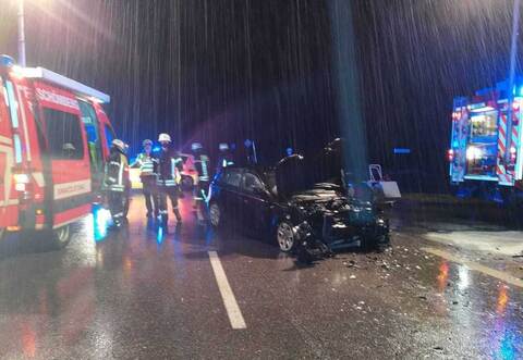 Drei verletzte Personen und zwei abgeschleppte Autos mit Totalschaden sind die Bilanz eines Verkehrsunfalls, der sich am Montagabend auf der Landesstraße 343 bei Schömberg ereignet hat.