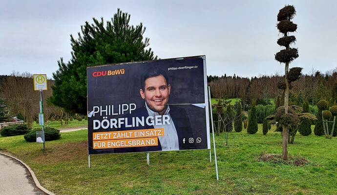 Dieses Plakat am Kreisel sorgt für Ärger in Engelsbrand.