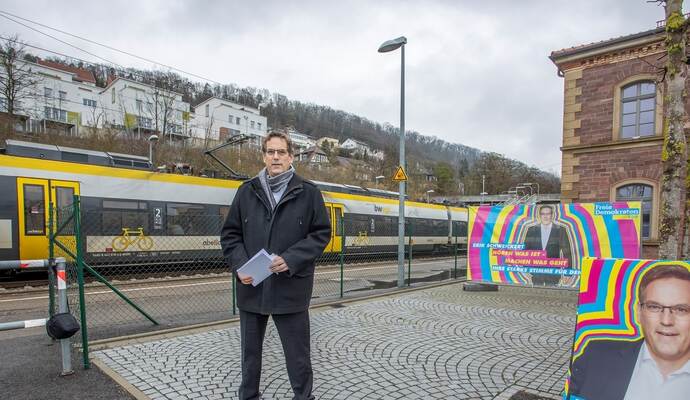 Wahlkampfstart von Erik Schweickert am Bahnhof in Niefern: Der ÖPNV ist eines der Steckenpferde des liberalen Abgeordneten.