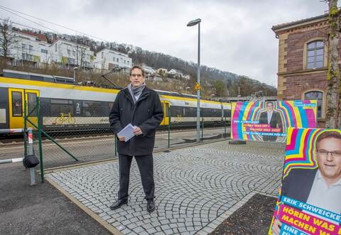 Wahlkampfstart von Erik Schweickert am Bahnhof in Niefern: Der ÖPNV ist eines der Steckenpferde des liberalen Abgeordneten.