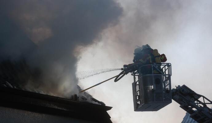 Bei einem Brand im Ortskern Ersingens sind derzeit Einsatzkräfte der Feuerwehr mit den Löscharbeiten zugange, nachdem dort ein Wohnhaus in Brand geraten war.