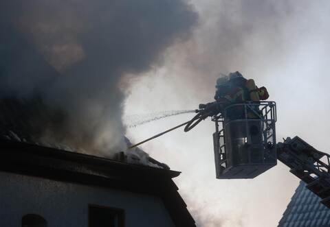 Bei einem Brand im Ortskern Ersingens sind derzeit Einsatzkräfte der Feuerwehr mit den Löscharbeiten zugange, nachdem dort ein Wohnhaus in Brand geraten war.