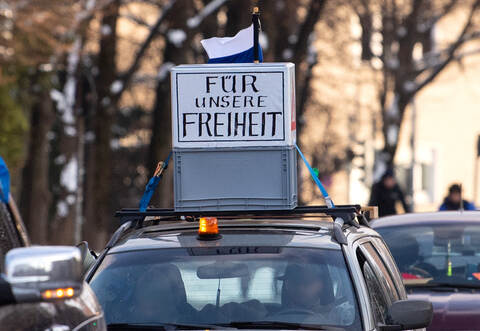 Gerade einmal 13 Fahrzeuge (Symbolbild) sollen an einer Sternfahrt durch den Landkreis teilgenommen haben. Die Veranstaltung war als Protest gegen die Corona-Schutzmaßnahmen gedacht.