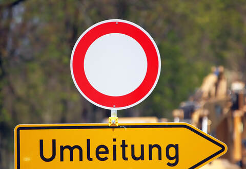 Wegen Straßensanierung und Baumfäll-Arbeiten wird es demnächst zwei Umleitungen über die B294 geben.