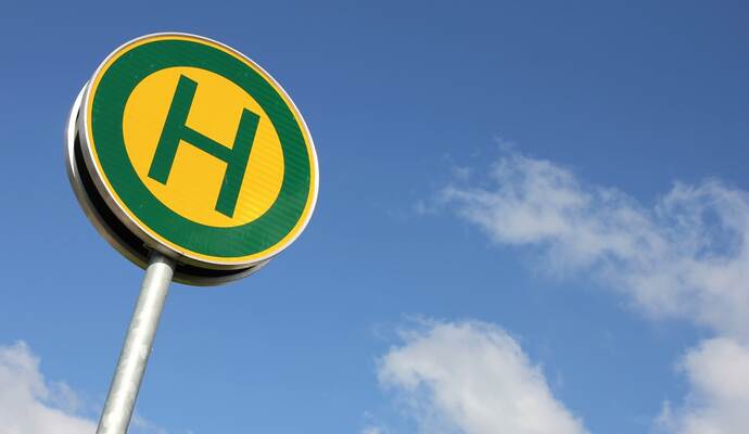 Zwei Unbekannte überfielen am Samstag in ispringen einem 25-Jährigen auf, der gerade aus einem Bus gestiegen war.