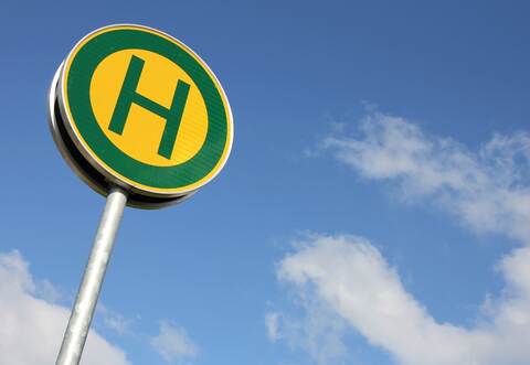 Zwei Unbekannte überfielen am Samstag in ispringen einem 25-Jährigen auf, der gerade aus einem Bus gestiegen war.