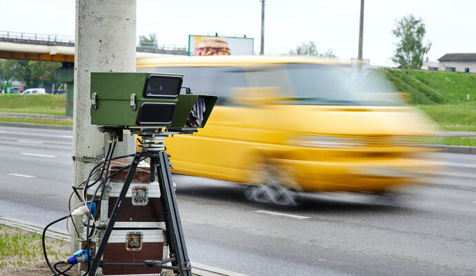 Bei einer Geschwindikeitskontrolle auf der A8 verteilte die Polizei drei Fahrverbote und zahlreiche Bußgelder (Symbolbild).