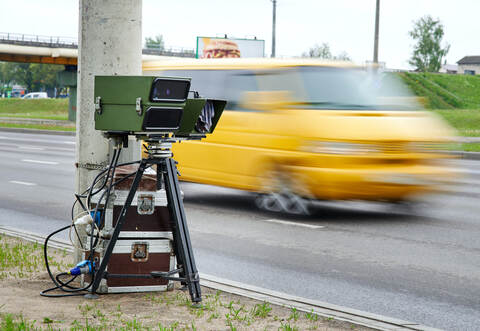 Bei einer Geschwindikeitskontrolle auf der A8 verteilte die Polizei drei Fahrverbote und zahlreiche Bußgelder (Symbolbild).