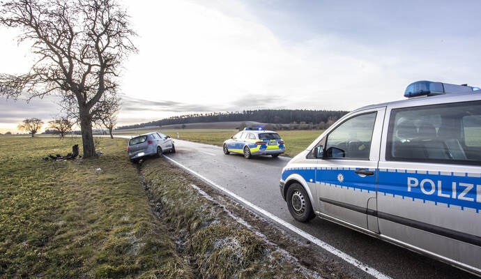 Der Autofahrer musste mit einem Rettungshubschrauber in ein Krankenhaus gebracht werden.