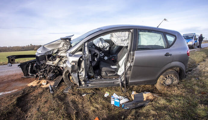 Der Autofahrer musste mit einem Rettungshubschrauber in ein Krankenhaus gebracht werden.
