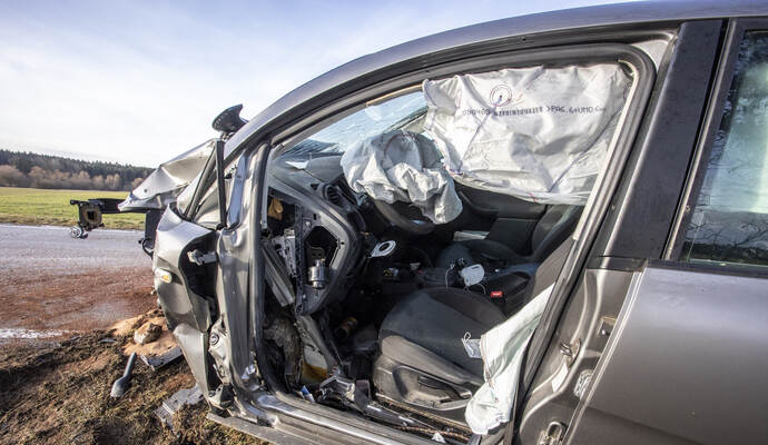 Der Fahrer des Wagens erlitt schwerste Verletzungen.