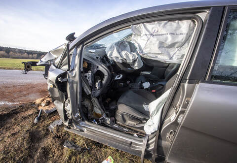 Der Fahrer des Wagens erlitt schwerste Verletzungen.