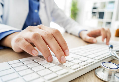 Corona-Patienten sollen ihren Ärzten bei dem Projekt Daten wie Körpertremperatur und Herzfrequenz melden.