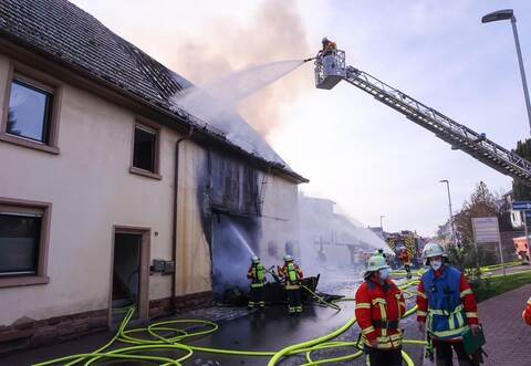 Gegen 4 Uhr in der Nacht auf Sonntag waren Glutnester erneut entflammt. Die Feuerwehr musste abermals ausrücken und in der Scheune löschen.
