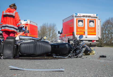 Ein Motorradfahrer ist bei einem Verkehrsunfall am Samstag in Knittlingen schwer verletzt worden.