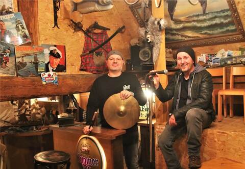 Neue Segel setzen Markus Bodemer (links) und Jochen Kröner mit ihrer Bordkapelle Akkermann und dem Lied zum 23. Februar.