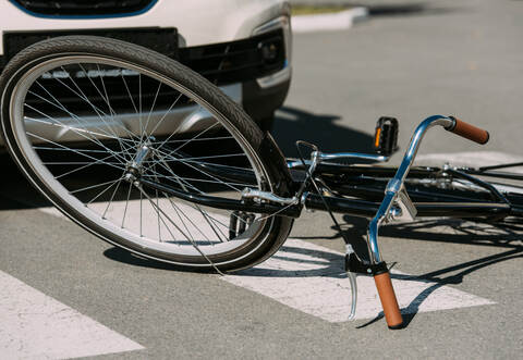 Bei zwei Abbiege-Unfällen im Enzkreis wurden am Mittwoch zwei Radfahrer verletzt.