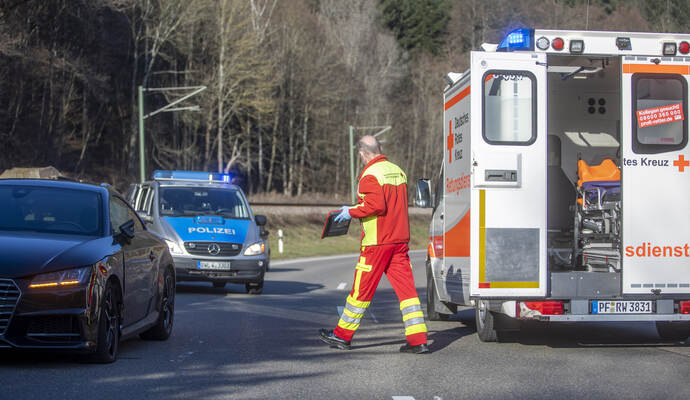 Auf der B294 zwischen Birkenfeld und Neuenbürg hat sich am Sonntag auf Höhe der Kläranlage ein Unfall ereignet. Auf der B294 zwischen Birkenfeld und Neuenbürg hat sich am Sonntag auf Höhe der Kläranlage ein Unfall ereignet.
