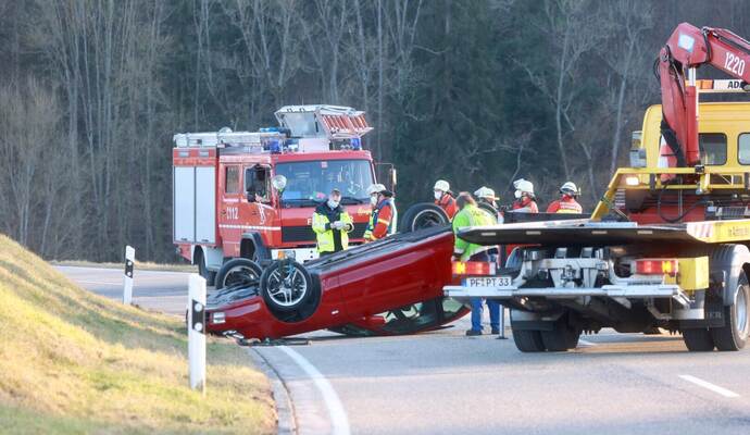 Der Fahrer des roten Hondas wurde bei dem Überschlag nach ersten Informationen leicht verletzt.