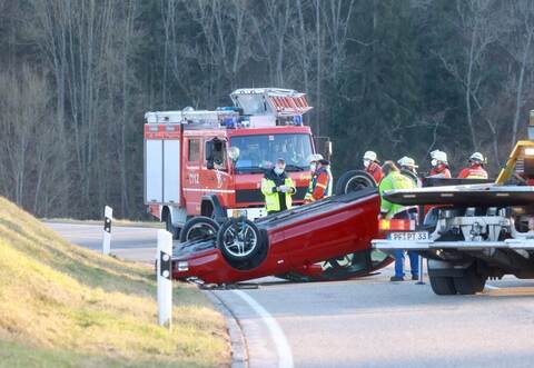 Der Fahrer des roten Hondas wurde bei dem Überschlag nach ersten Informationen leicht verletzt.