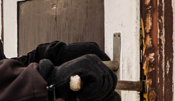 Eine Holztüre (Symbolbild) hebelten Unbekannte in Knittlingen in einem Schrebergarten auf.