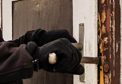 Eine Holztüre (Symbolbild) hebelten Unbekannte in Knittlingen in einem Schrebergarten auf.