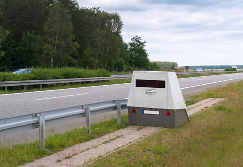 Unbekannte haben auf der A8 bei Karlsbad auf einen Blitzer (Symbolbild) geschossen.