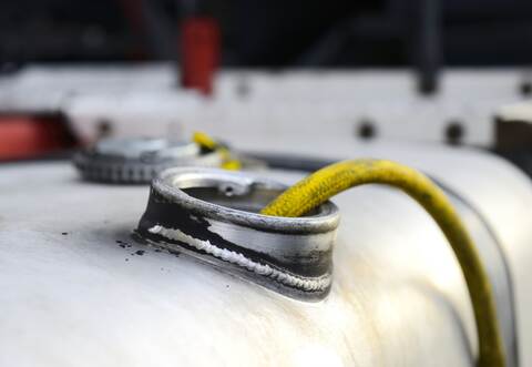 Rund 200 Liter Kraftstoff haben die Täter in Keltern aus dem Tank einer Baumaschine abgepumpt.