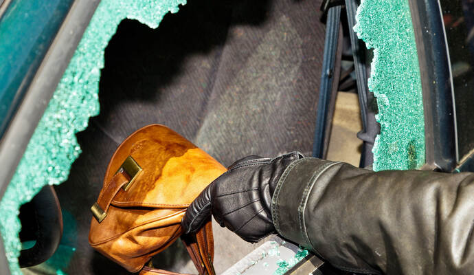 Um eine Handtasche zu stehlen, hat ein unbekannter Dieb in Illingen die Scheibe eines Autos eingeschlagen.