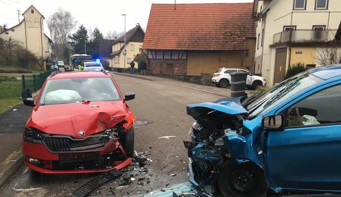 Die beiden Fahrzeuge waren frontal miteinander kollidiert. Die beiden Fahrzeuge waren frontal miteinander kollidiert.