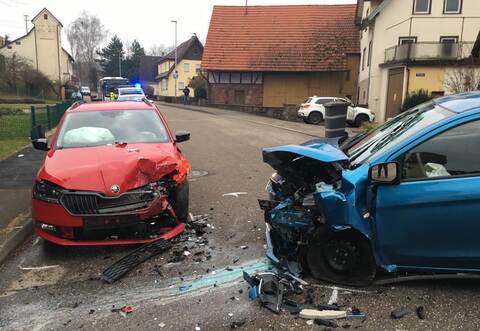 Die beiden Fahrzeuge waren frontal miteinander kollidiert.