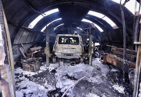 Die kleine Lagerhalle ist komplett ausgebrannt.