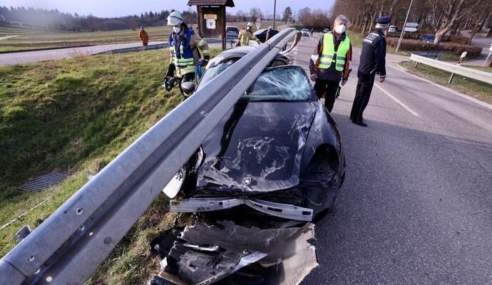 Der 40-jähriger Fahrer des Porsche wich aus, um einen Zusammenstoß zu verhindern, und landete mit seinem Auto unter der Leitplanke.