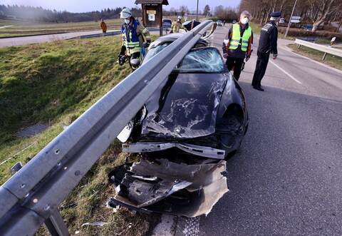 Der 40-jähriger Fahrer des Porsche wich aus, um einen Zusammenstoß zu verhindern, und landete mit seinem Auto unter der Leitplanke.