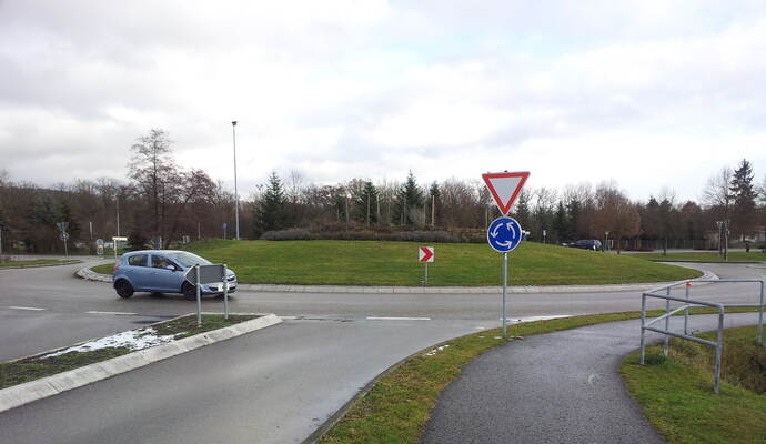 Wird grundlegend saniert: Der Kreisverkehr am Barfußpfad in Ötisheim.