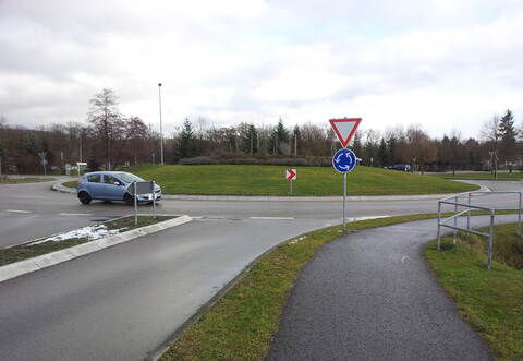 Wird grundlegend saniert: Der Kreisverkehr am Barfußpfad in Ötisheim.