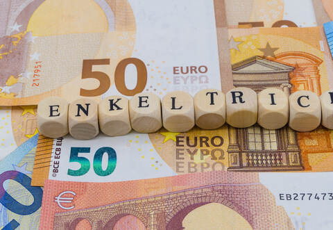 Ein aufmerksamer Mitarbeiter einer Bank hat eine Geldübergabe an Betrüger verhindert (Symbolbild).