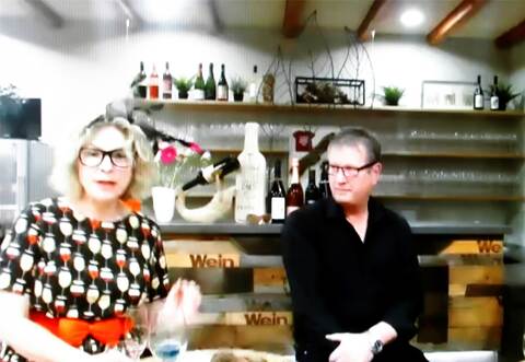 Weinkabarett gibt es von Elke Ott. Nicht minder humorvoll lassen es Gastgeber Frank Jaggy (Mitte) und sein Mitarbeiter Sascha Reich bei der Online-Veranstaltung angehen.