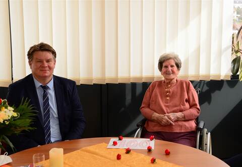 Erika Margot Giesinger feiert im Haus Salem ihren hundertsten Geburtstag. Bürgermeister Thomas Zeilmeier (links) gratulierte der lebensfrohen Jubilarin.