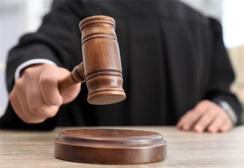 Weil er mit seinem Auto in eine Leitplanke gefahren war, ist ein 37-Jähriger vor dem Amtsgericht Pforzheim zu einer Geldstrafe verurteilt worden.