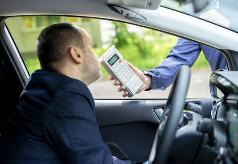 Ein Mann hat in Neuenbürg unter Alkoholeinfluss einen Unfall direkt vor den Augen der Polizei verursacht und danach die Flucht ergriffen.