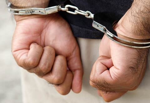 Der Mann musste mit Handschellen fixiert in ein Krankenhaus gebracht werden.