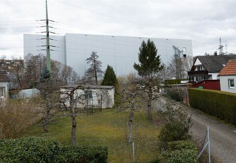 Massiv: Die Wand des neuen Müller-Fleisch-Hochregallagers von der Pforzheimer Siedlung Herrenstriet aus gesehen. Anwohner fürchten, dass der Betrieb noch mehr Lkw-Verkehr und damit Lärm mit sich bringen wird.